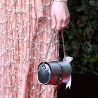 Tas perak kecil berbentuk silinder, juga anting berlian melengkapi penampilannya. Foto: Getty Images