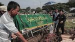 Duka Keluarga Iringi Pemakaman Korban Pembunuhan di Green Pramuka