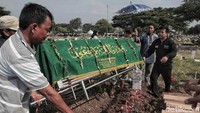 Di mata keluarga, korban memiliki pribadi yang baik dan menjadi tulang punggung keluarga.