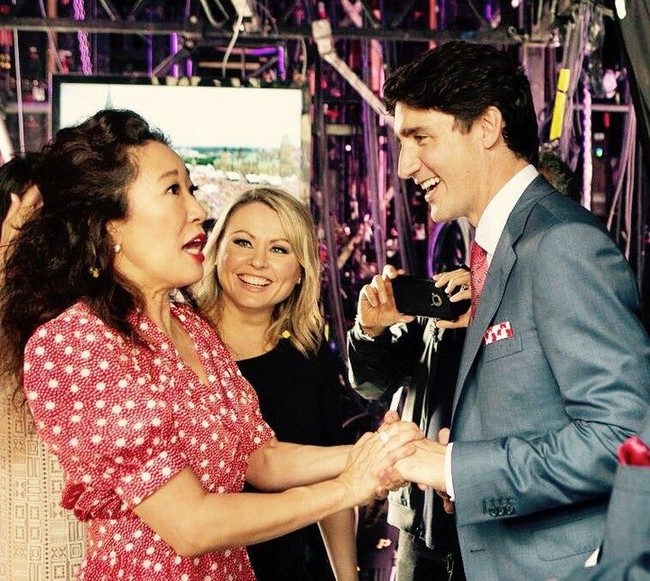 Kemenangan Sandra Oh juga menjadi momen yang dirayakan banyak warga imigran, terutama mereka yang keturunan Korea. Dalam momen bersejarah tersebut, ia pun tak lupa berterima kasih kepada kedua orangtua yang telah membawa dan menjadikannya seperti sekarang. Foto: Instagram Sandra Oh