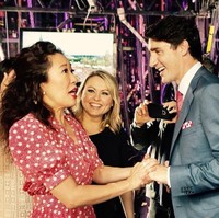 Kemenangan Sandra Oh juga menjadi momen yang dirayakan banyak warga imigran, terutama mereka yang keturunan Korea. Dalam momen bersejarah tersebut, ia pun tak lupa berterima kasih kepada kedua orangtua yang telah membawa dan menjadikannya seperti sekarang. Foto: Instagram Sandra Oh