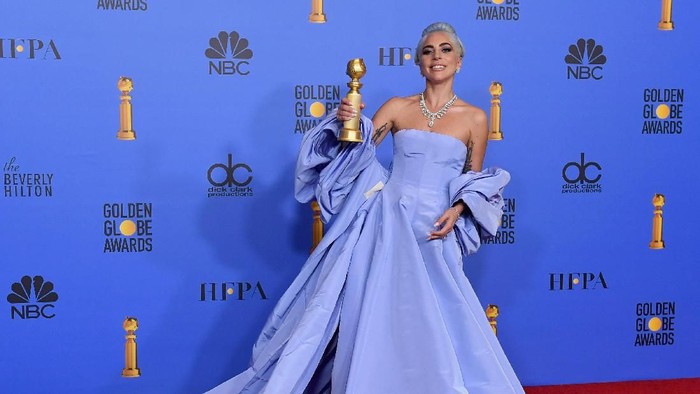 BEVERLY HILLS, CA - JANUARY 06:  Winner for Best Original Song - Motion Picture for Shallow - A Star is Born Lady Gaga poses with the trophy in the press room during the 76th Annual Golden Globe Awards at The Beverly Hilton Hotel on January 6, 2019 in Beverly Hills, California.  (Photo by Kevin Winter/Getty Images)