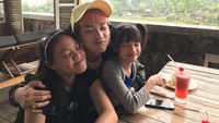 Habiskan waktu bersama anak-anaknya, Lee memilih kafe dengan konsep pemandangan alam yang indah. Lengkap dengan camilan, dan jus strawberry yang dingin segar. Foto: Instagram @leejeonghoon