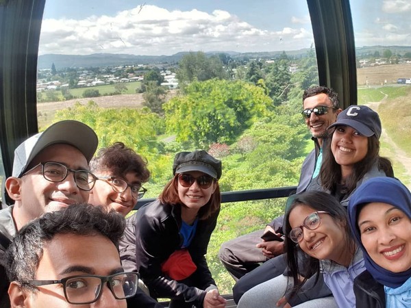 Bersama keluarga, Najwa menikmati panorama indah sambil naik kereta gantung di Skyline Rotorua (Instagram/najwashihab)