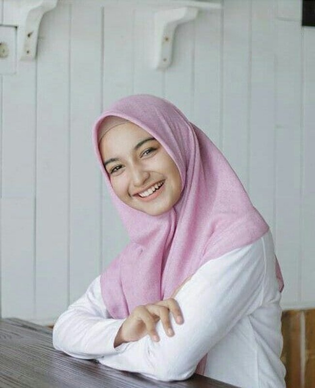 Sosok Cut Intan Nabilla, hijabers asal Aceh memiliki paras yang manis dan gaya yang santun. Tak heran jika ia memiliki banyak penggemar di Instagram. Foto: Instagram/Cut.Intannabilla