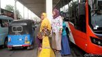 Ogah Lewat Skybridge Tanah Abang, Warga Lompati Separator