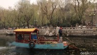 Untuk membuat sungai tetap bersih, ada pula petugas yang membersihkan sungai dengan kapal. Wisatawan diminta tidak membuang sampah sembarangan. (Bonauli/detikTravel)