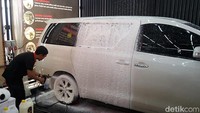 Harga untuk jasa cuci mobil ini pun dibanderol Rp 50.000,- untuk sekali pakai hingga mobilnya menjadi kinclong. Sementara untuk member, cukup membayar Rp 40.000,-.