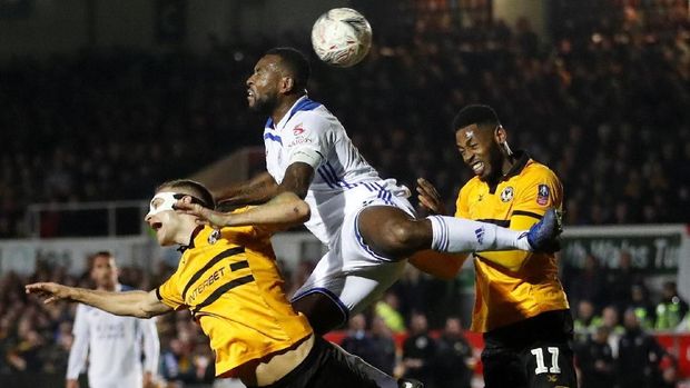 Newport County (kuning) raih kemenangan pertama atas klub level elite di Piala FA sejak 1963/1964 usai kalahkan Leicester.