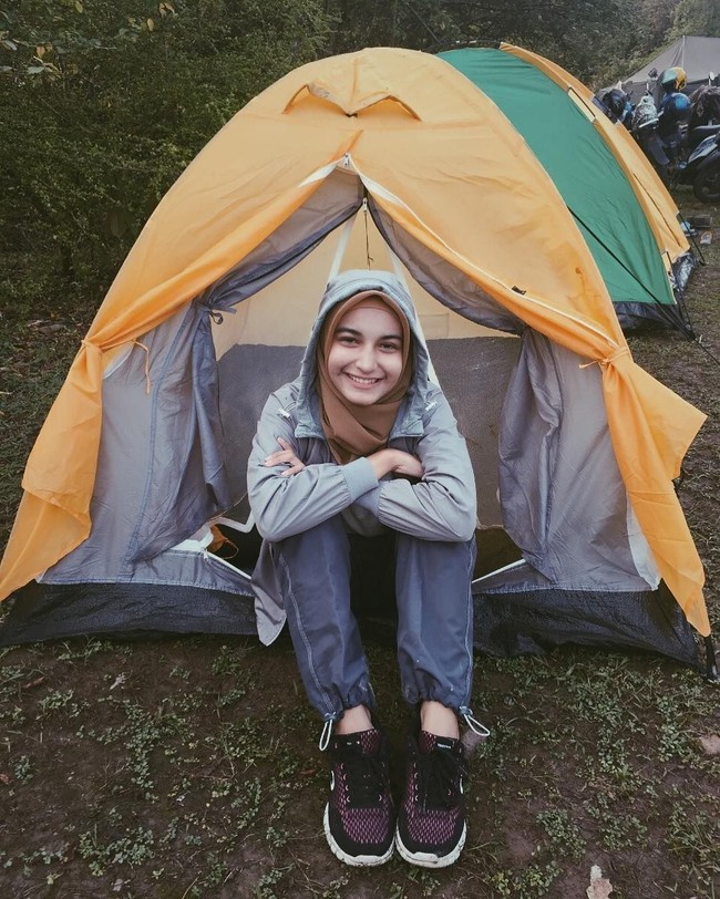 Di kesehariannya, Cut Nabilla terlihat senang memakai busana kasual. Gaya hijabnya juga sederhana tapi terlihat menawan di paras cantiknya. Foto: Instagram/Cut.Intannabilla