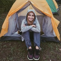 Di kesehariannya, Cut Nabilla terlihat senang memakai busana kasual. Gaya hijabnya juga sederhana tapi terlihat menawan di paras cantiknya. Foto: Instagram/Cut.Intannabilla