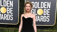 Amber Heard memilih tampil dengan gaun hitam-putih. Frazer Harrison/Getty Images