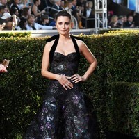 Saat diwawancarai Ryan Seacrest di karpet merah Golden Globes 2019, Penelope sempat mengungkapkan tantangan menjadi Donatella. Aku dan Donatella memiliki pitch suara yang berbeda. Itu bukan hal yang mudah, ucap istri aktor Javier Bardem. (Foto: Getty Images)