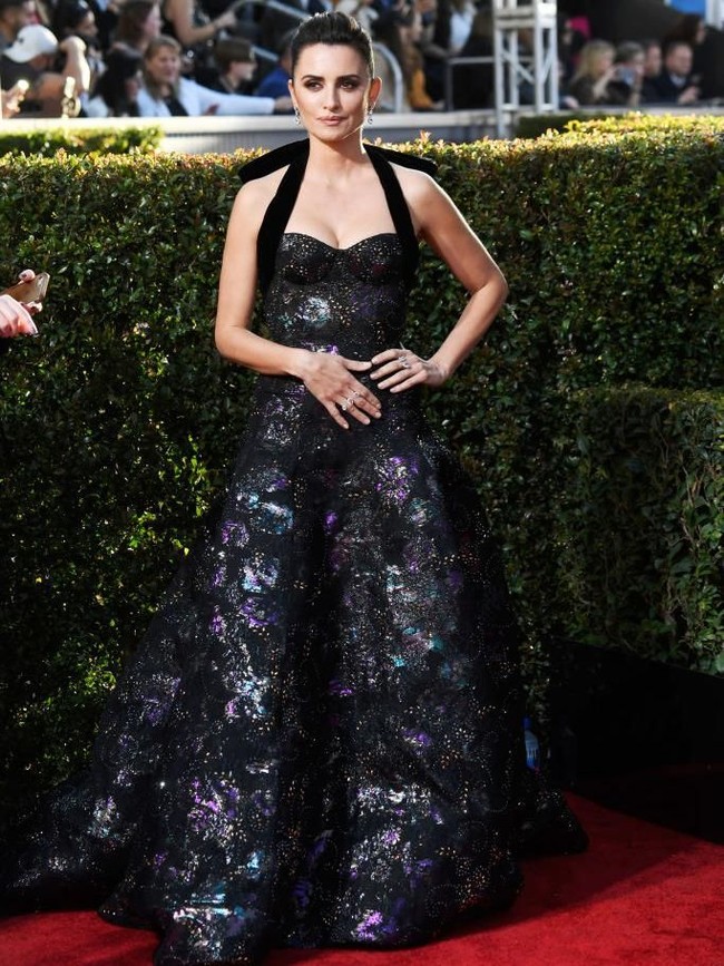 Saat diwawancarai Ryan Seacrest di karpet merah Golden Globes 2019, Penelope sempat mengungkapkan tantangan menjadi Donatella. Aku dan Donatella memiliki pitch suara yang berbeda. Itu bukan hal yang mudah, ucap istri aktor Javier Bardem. (Foto: Getty Images)