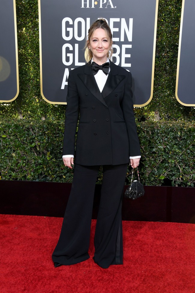 Tak masalah dengan wanita memakai tuksedo yang maskulin ke karpet merah. Hanya saja milik Judy Greer tampil dengan setelan kebesaran yang malah menenggelamkan figur tubuhnya. Foto: Getty Images