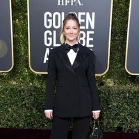 Tak masalah dengan wanita memakai tuksedo yang maskulin ke karpet merah. Hanya saja milik Judy Greer tampil dengan setelan kebesaran yang malah menenggelamkan figur tubuhnya. Foto: Getty Images
