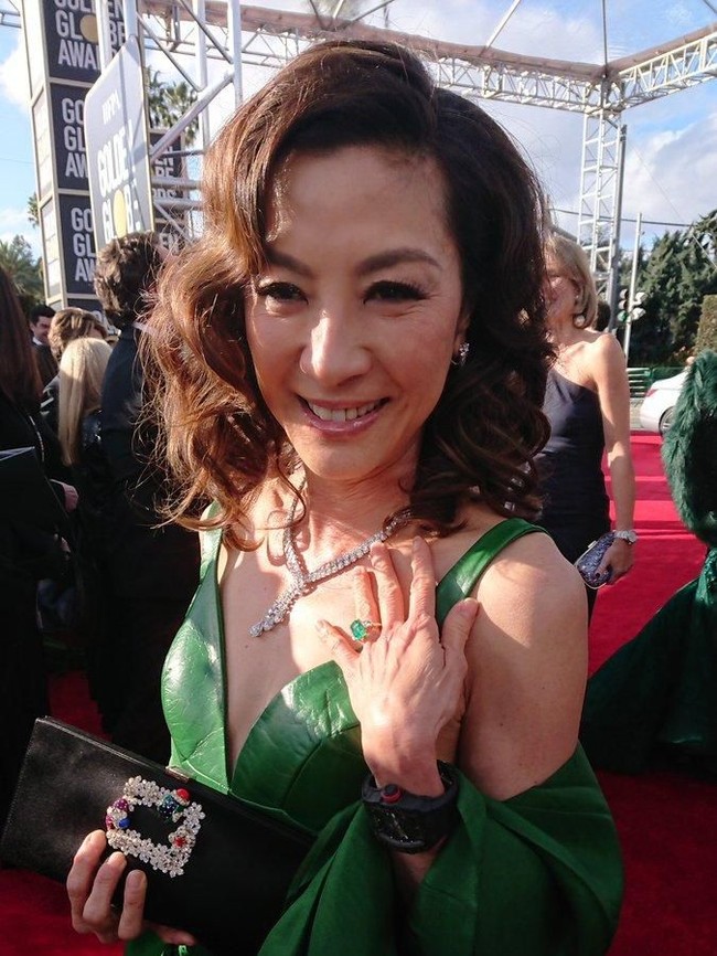 Warna hijaunya menyimbolkan kehidupan, kemakmuran. Untuk karakter Eleanor sendiri, pasti dia akan memakainya, kata aktris Malaysia berusia 56 tahun ini di karpet merah kepada E!.  (Foto: Twitter)