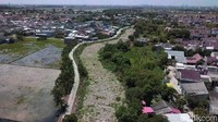 Sampah tampak menumpuk di Kali Pisang Batu, Tarumajaya, Kabupaten Bekasi. Ashri Fathan/detikcom