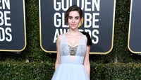 Alison Brie juga tampil menawan dengan gaun putih. Jon Kopaloff/Getty Images