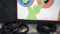 Kabel yang terlihat kusut dan semrawut diturunkan oleh para petugas Sudin Bina Marga Jakarta Barat.