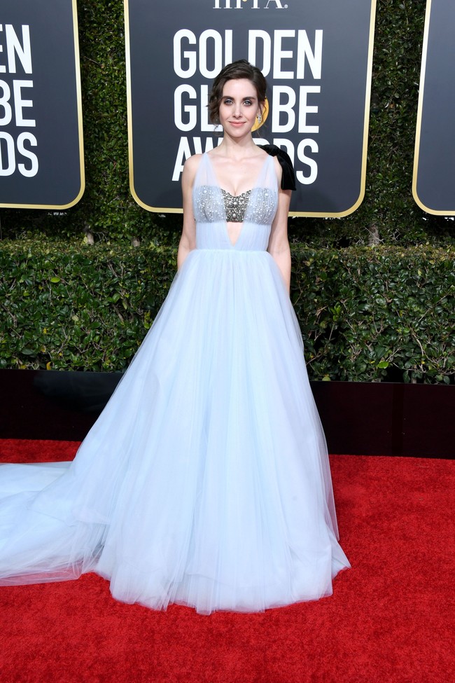 Vera Wang membuat gaun tulle indah yang membuat Alison Brie tampil bak putri raja. Sayang, bra yang tak serasi membuat look ini gagal memesona. Foto: Getty Images