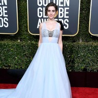 Vera Wang membuat gaun tulle indah yang membuat Alison Brie tampil bak putri raja. Sayang, bra yang tak serasi membuat look ini gagal memesona. Foto: Getty Images