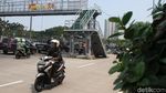 Parah! JPO Kebon Jeruk Juga Bermuara di Tengah Jalan