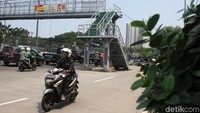 Warga berharap instansi terkait memindahkan tangga JPO tersebut. Hal ini untuk memberikan rasa aman kepada para pejalan kaki.