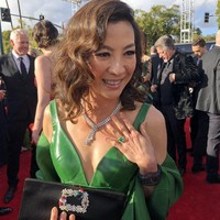 Menariknya, Michelle juga memakai cincin batu zamrud yang dipakai aktor Henry Golding untuk melamar Constance di film Crazy Rich Asians. Cincin tersebut memang adalah milik Michelle. (Foto: Twitter)