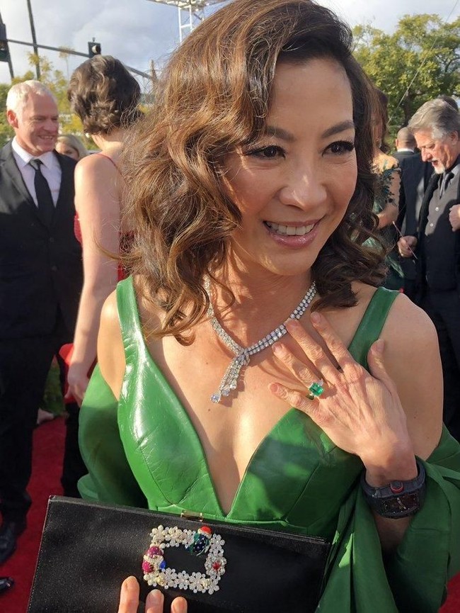 Menariknya, Michelle juga memakai cincin batu zamrud yang dipakai aktor Henry Golding untuk melamar Constance di film Crazy Rich Asians. Cincin tersebut memang adalah milik Michelle. (Foto: Twitter)