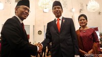 Ketujuh anggota LPSK kemudian membacakan sumpah jabatan di depan Jokowi dibimbing rohaniwan.