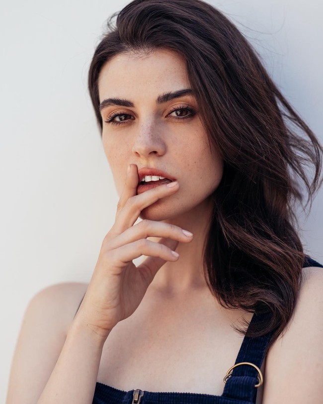 Terungkap, sosok wanita pembawa air minum yang viral di Goden Globes. Dia adalah Kelleth Cuthbert, seorang model cantik yang diketahui asal Kanada.  Foto: Instagram (@Kellethcuthbert)