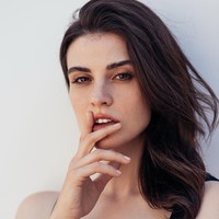 Terungkap, sosok wanita pembawa air minum yang viral di Goden Globes. Dia adalah Kelleth Cuthbert, seorang model cantik yang diketahui asal Kanada.  Foto: Instagram (@Kellethcuthbert)