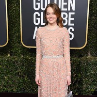 Bintang di La La Land yang juga ambassador untuk rumah mode Prancis ini memiliki gaun dengan detail memukau. Gaun milik Emma dihiasi 63 ribu beads untuk menciptakan pola pada gaun, yang juga terbuat dari 49 kaki kain mousseline merah muda. Foto: Getty Images