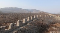 Berjarak sekitar 300 meter dari pagoda, tembok ini sudah putus. Sehingga wisatawan tidak bisa meneruskan perjalanan di atas The Great Wall of Qi. Padahal masih ada tembok panjang yang membentang ke arah bukit. (Bonauli/detikTravel)