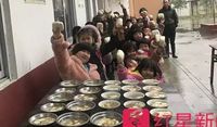 Setiap Hari Kepala Sekolah Ini Memasak Untuk Seluruh Muridnya