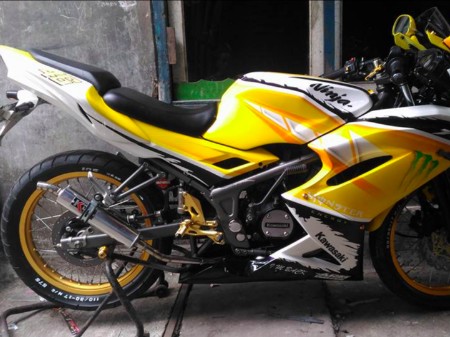 Super Yellow! Kawasaki Ninja 150 RR yang Tampil Ceria