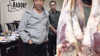 Presiden Jokowi melihat langsung daging kambing Garut yang digantung di etalase kaca, yang jadi ciri khas gerai sate legendaris ini. Foto: Agus Suprapto?Istana Kepresidenan