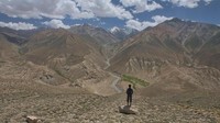 Membentang lebih dari 1.200 km antara Tajikistan dan Kirgistan, kawasan ini memberikan Anda perjalanan darat paling epik (Dave Stamboulis/BBC Travel)  