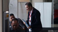 Sebagai saksi untuk Pak Dudy. Nanti ya, ucap Gamawan.