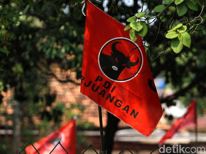 PDIP akan menggelar Rakornas untuk menyambut HUT ke-46 pada Kamis (10/1/2019) mendatang. Ratusan bendera PDIP merahkan jalanan Jakarta.