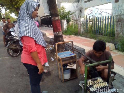 Bocah 15 Tahun Ini Tak Lagi Sekolah Demi Bantu ibu Cari Nafkah