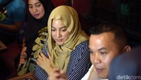 Jane Shalimar pernah bermusuhan dengan Vanessa Angel beberapa waktu lalu. Kini ia berteman baik, seperti saat kasus prostitusi ia setia membela sahabatnya itu.  Foto: Noel/detikFoto