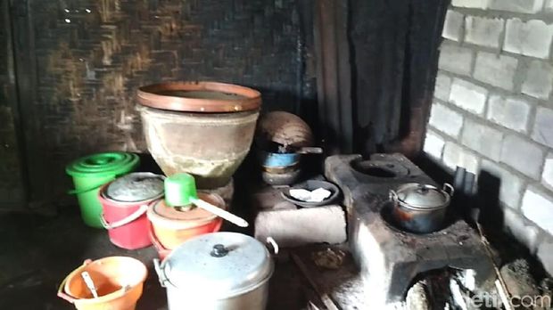 Senyum Mbah Cikrak Melihat Rumahnya Direnovasi Komunitas Peduli