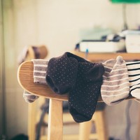 Masih menyimpan kaus kaki bolong di lemarimu? Jika sudah tidak pernah dipakai, sebaiknya kaus kaki tersebut dibersihkan dari rumah. Bisa dibuang ke bank sampah untuk didaur ulang. Foto: Unsplash