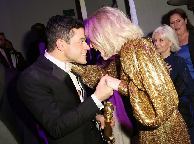 Di Golden Globes yang baru berlangsung Minggu (6/1/2019), Rami dan Lucy pun terang-terangan memamerkan kemesraan mereka. Foto: Getty Images