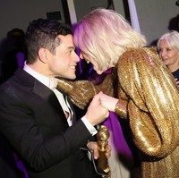 Di Golden Globes yang baru berlangsung Minggu (6/1/2019), Rami dan Lucy pun terang-terangan memamerkan kemesraan mereka. Foto: Getty Images
