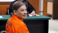 Anggota JAD Blitar Heru Widajanto bin Sri Widodo menjalani sidang perdana terkait kasus terorisme di Pengadilan Negeri Jakarta Barat, Selasa (8/1/2019). Heru didakwa melakukan persiapan fisik untuk perbuatan terorisme.