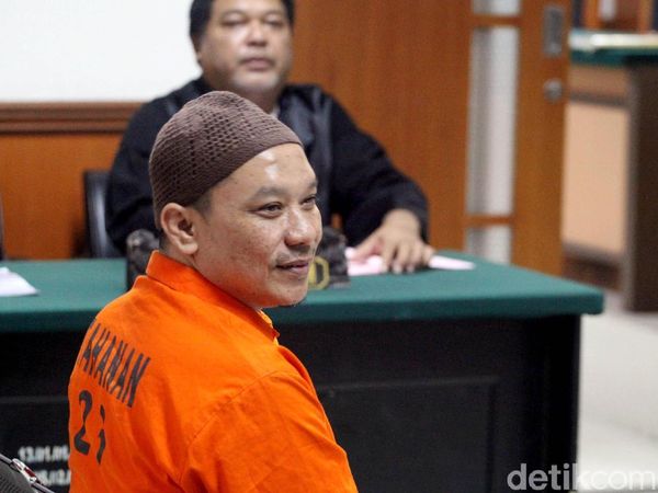 Senyum Anggota JAD Blitar di Sidang Perdana Kasus Terorisme