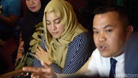 Jane Shalimar bersama kuasa hukum Vanessa Angel saat ditemui di kawasan Kalibata, Jakarta Selatan pada Senin (7/1). Pool/Noel/detikFoto.